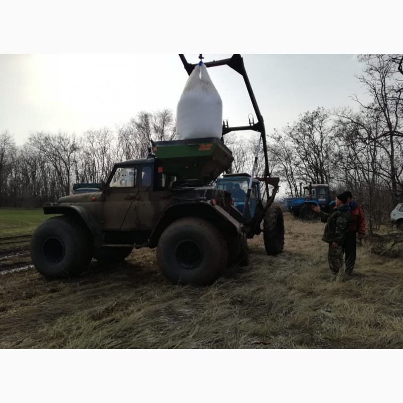 Фото 4. Услуги самоходного разбрасывателя удобрений на пневмоходу в Ставропольском крае