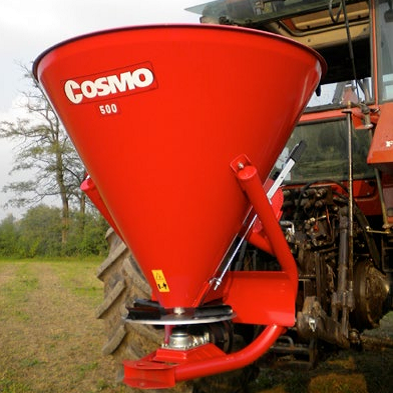 Фото 3. Разбрасыватель мин. удобрений Cosmo серии P с приставкой для внесения в приствол. зону